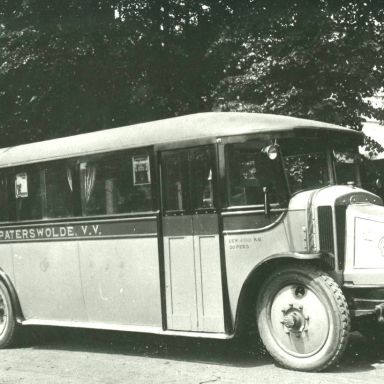Kenteken: A 14622; Latil-bus bij de "Twee Provinciën" in Paterswolde. foto: archief W. Mollema