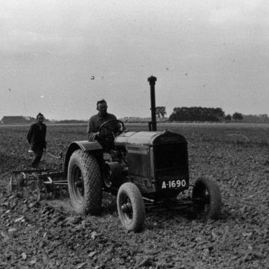 Kenteken: A 1690; McCormick tractor te Bouwerschap ca. 1936, foto gemaakt door K.J. Deen, ingezonden door J. K. Deen