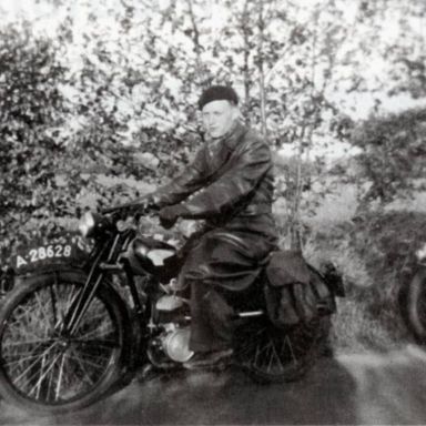 Kenteken: A 28628; M.D. Postumus op zijn Ardie, foto: Clubmededelingen nr. 492, maart 2005, Veteraan Motoren Club