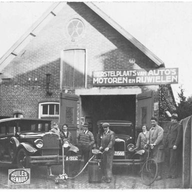 Kenteken: A 21566; Chevrolet, garage Kraster, Verlengde Hoofdstraat, Hoogezand, ca. 1933, foto: <a href='http://tinyurl.com/58zxn8cv' target='_blank'>HIstorisch Archief Midden-Groningen</a>