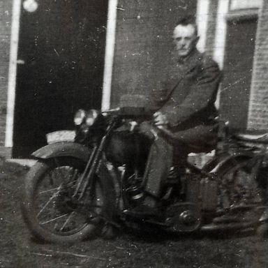Kenteken: A 16289; Harley Davidson, foto: Clubmededelingen nr. 460, juli 2002, Veteraan Motoren Club