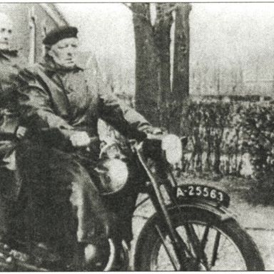 Kenteken: A 25563; Harm Nobbe en zijn echtgenote Truitje (Gertruida) Huizinga op de CZ, foto: Genealogie Nobbe, Kruizinga, Jacobs (1957-22603)