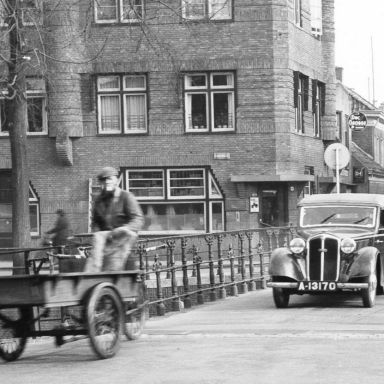 Kenteken: A 13170; DKW,  Groningen, Sint Jansbrug 1939, foto: uitsnede 1785-27503.jpg