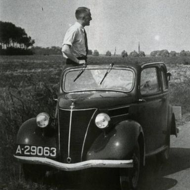 Kenteken: A 29063; Menno Gaaikema bij de Ford, 1938, foto: S. Gaaikema