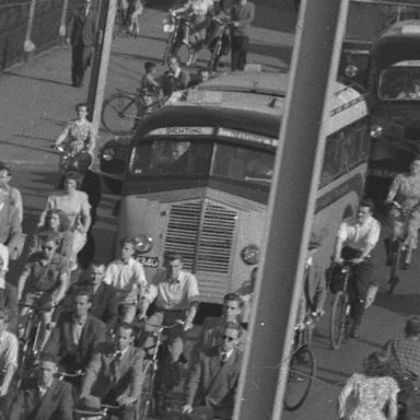 Kenteken: A 34340; Kromhout bus, Groningen, Rademarkt, 06-03-1952, foto: uitsnede 2248-2950.jpg; Fotograaf: Fotobedrijf Piet Boonstra