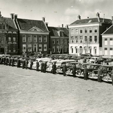 Kenteken: A 47288; Wagenpark Zieken Transport Maatschappij, Ossemarkt Groningen ca. 1949, foto: J. H. Blaauw