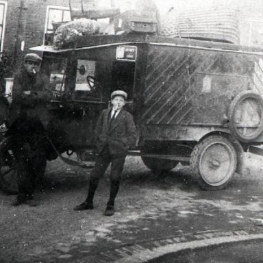 Kenteken: A 9328; J. Afman naast de Ford, foto: archief W. Mollema