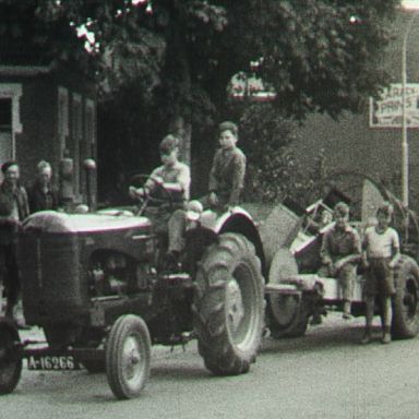 Kenteken: A 16266; Massey Harris, foto: Still uit GAVA-film AV5105, 1953