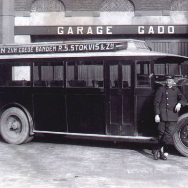 Kenteken: A 9589; A-9589 links, foto: collectie Gemeente Eemsmond