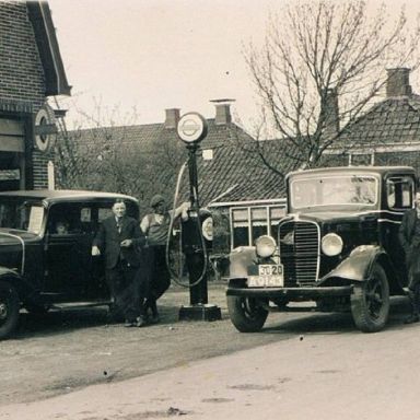 Kenteken: A 12653; A-12653 Chevrolet,  en A-9143 Diamond T,  foto: collectie <a href='http://www.transportnostalgie.punt.nl/' target='_blank'>transportnostalgie.punt.nl</a>