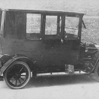 Kenteken: A 974; Auto aan de zuidkant van de Gasfabriek in Franeker, ca. 1920, foto: archief Oostwoud Int. Franeker. Via Bauke S. Posthuma, Harlingen.