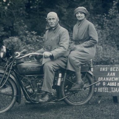 Kenteken: A 2900; Eije Berend Wiersema en zijn vrouw Tjitske Anje Heeres op de Indian Scout bij Hotel Tjaarda, 09-08-1922, foto: <a href='https://onserfgoed.noorderstruun.nl/detail.php?nav_id=0-1&index=51&imgid=1332623&id=1418571' target='_blank'>Museum Heerenveen</a>