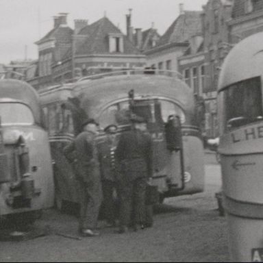 Kenteken: A 9224; Ford op het Zuiderdiep, 1941, foto: still uit de film "Groningen in oorlogstijd 1940-1945", J.W. van Dam, coll. GrA. (2209-AV0119)