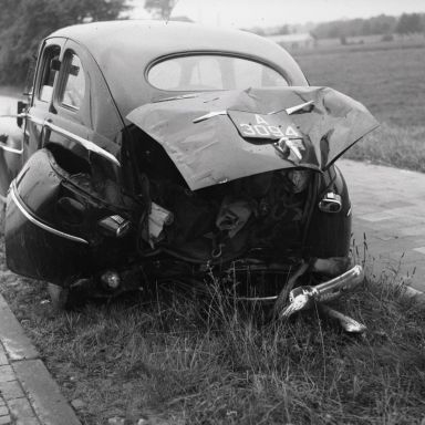 Kenteken: A 3094; Ford, ongeluk Westerbroek, 1955 (2248-5629); Fotograaf: Fotobedrijf Piet Boonstra