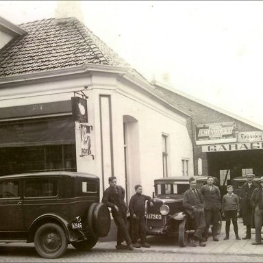 Kenteken: A 1946; Chevrolets bij Garage Oosterhuis in Ulrum. foto: archief W. Mollema