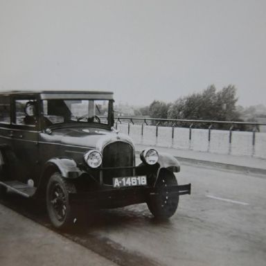 Kenteken: A 14618; Pieter Huisman naast de Chrysler (type B70), zijn vrouw zit in de auto, mogelijk brug bij Zwolle, foto: C. van der Veen 