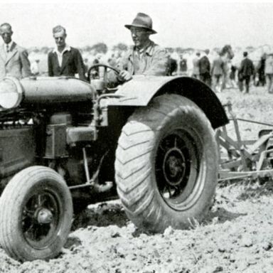 Kenteken: A 23225; Fordson tractor met Ransomes schijven-egge. Foto: "Fordwereld" 5e Jaargang no. 1, 1 sept. 1935