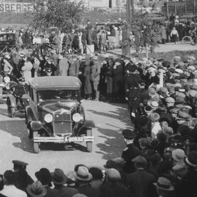 Kenteken: A 20532; Ford, Groningen, Petrus Campersingel: 1 mei optocht van de SDAP, 1933 of 1934 foto: uitsnede 1785-20482.jpg