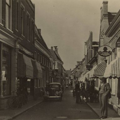 Kenteken: A 19537; Ford, Dijkstraat, Appingedam ca. 1942 foto: H. Renkema