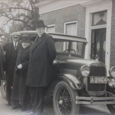Kenteken: A 2464; Ford, v.l.n.r. Frederikus Hegge , Jacobus de Vries, Margaretha Hegge de Lange en Prof. Dr. R.F Hegge, pastoor te Bunnik, foto: W. Halsema