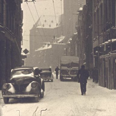 Kenteken: A 15051; Willys, Brugstraat, Groningen, foto: still uit de film "Een sombere winterdag", C. R. Tiddens, 1947, coll. GrA (2209-AV14106)