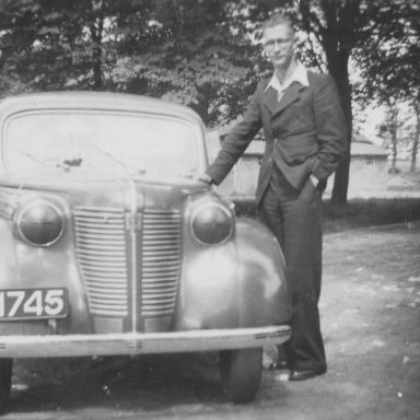 Kenteken: A 1745; Pieter Niewold (1920-2002) naast de Opel Olympia van Jan Willem Gunnink, Paterswolde, 1941, foto: J. Niewold