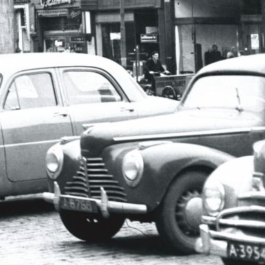 Kenteken: A 8788; Skoda, Groningen, Vismarkt, 1951, foto: uitsnede 2248-2510.jpg; Fotograaf: Fotobedrijf Piet Boonstra