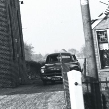 Kenteken: A 9558; Ford Vedette, Oldekerk, Eekebuursterweg, 1955, foto: uitsnede 2248-6813.jpg; Fotograaf: Fotobedrijf Piet Boonstra