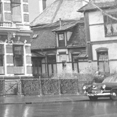 Kenteken: A 762; Kaiser Frazer aan het Zuiderpark, november 1952, foto: uitsnede 2248-3216.jpg; Fotograaf: Fotobedrijf Piet Boonstra