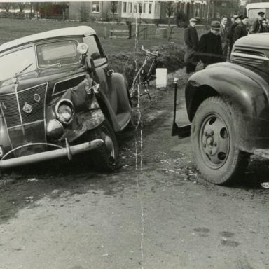 Kenteken: A 27699; Ford A-27699 en A-28174, Winschoten, 22-04-1951, foto uit archief Kantongerecht Winschoten (154-8_79)