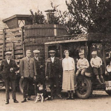 Kenteken: A 10663; De familie Burgler voor de Chevrolet trekker oplegger uit 1930, foto: archief J. W. en E. Burgler