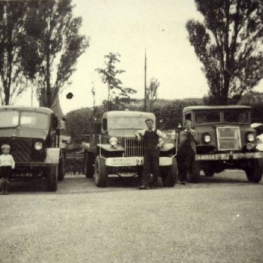 Kenteken: A 48556; Bedford (links), Chevrolet (rechts) beide met hetzelfde kenteken!, foto: archief W. Mollema