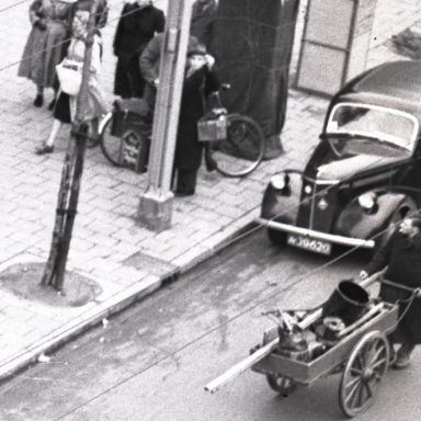 Kenteken: A 39620; Ford Prefect, Groningen, Vismarkt, 1951, foto: uitsnede 2248-2324; Fotograaf: Fotobedrijf Piet Boonstra