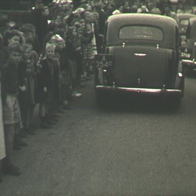 Kenteken: A 3549; Wolseley, foto: still uit de film "Tocht Ouden van Dagen gemeente Termunten", Friedel Tahl, Foto Modern Winschoten, 06-1952, coll. GrA (2209-AV7016)