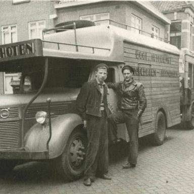 Kenteken: A 39314; Appie Harms en B. Wildeman voor de Volvo, foto: collectie Veenkoloniaal Museum (Bo 73)