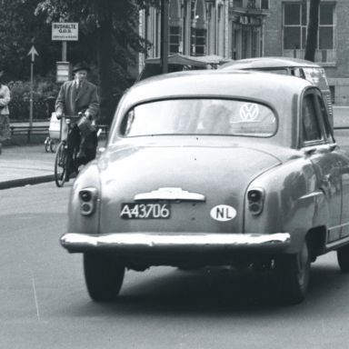 Kenteken: A 43706; Simca Aronde, Groningen, Hereplein, 1955, foto: uitsnede 2248-5378.jpg; Fotograaf: Fotobedrijf Piet Boonstra