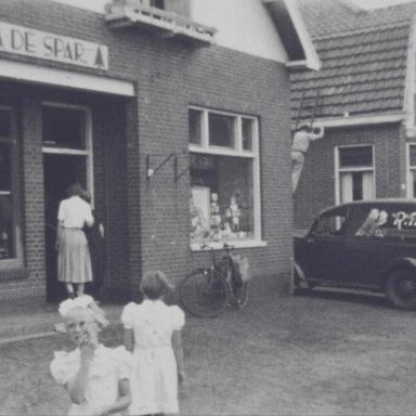 Kenteken: A 1143; De bestelauto naast de SPAR van Riens Moedt, foto: still uit "Dorpsfilm Kiel-Windeweer", J.W.L. Adolfs, 1953 coll. GrA (2209-1166)