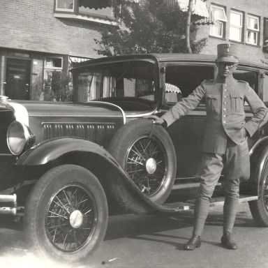 Kenteken: A 25164; J.A. Dagelet bij de Studebaker Dictator, Haren, 1935, foto: G. Vegter