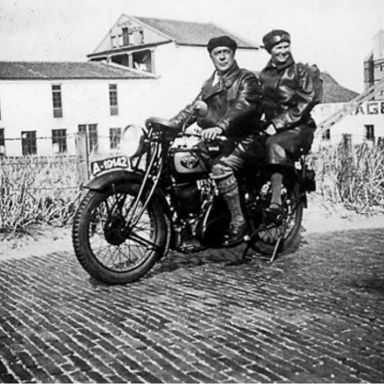 Kenteken: A 19142; Petrus Johannes Lucassen en zijn vrouw Martje Lucassen-Smit, foto: H. E. Niewold