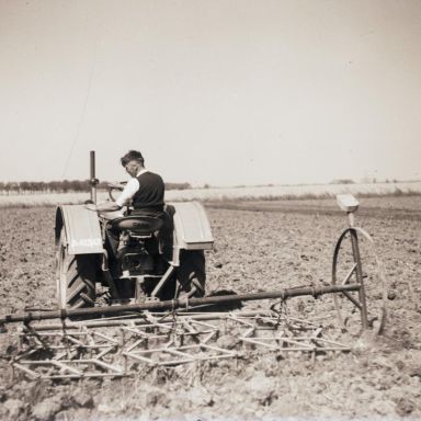 Kenteken: A 41342; Case tractor met eg, Holwierde (?) 1948, foto: <a href='https://www.drentsarchief.nl/onderzoeken/beeldbank/zoeken/detail/24695360-bc2d-162e-2c06-edf0f2fab8c3/media/4a7cfaba-d62e-ba84-1b86-3edf81381815' target='_blank'>Collectie Drents Archief DA2050342</a>; Fotograaf: Klaas van Buiten