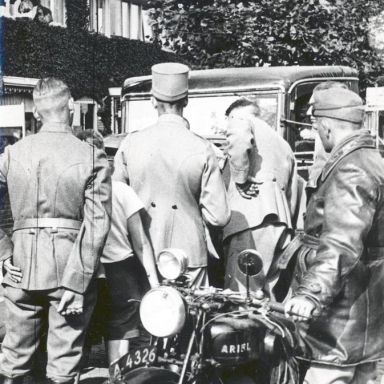 Kenteken: A 4326; Leeuwarden, Leeuwerikstraat, 29-08-1939, foto: <a href='https://historischcentrumleeuwarden.nl/onderzoek/beeldmateriaal/beeldbank/detail/1cee3982-aeaa-11e3-b3e2-dfb31e670f57/media/9e28e9df-1e07-d14c-d74b-5e25d6f0ad63' target='_blank'>Historisch Centrum Leeuwarden</a>