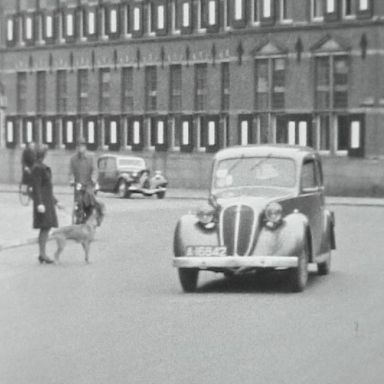 Kenteken: A 16842; Fiat 508 C Berlina 1100, Martinikerkhof, Groningen, foto: still uit de film "De Commerciële Club Groningen" J. Thie, 1949 coll. GrA (2209-AV0535)