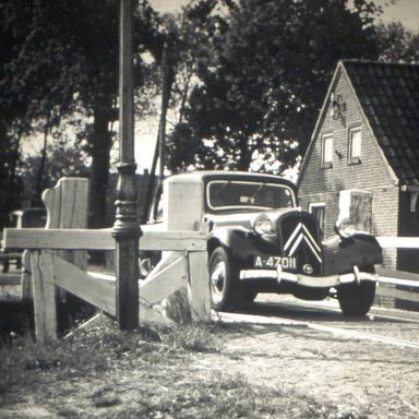 Kenteken: A 47011; Citroën Traction Avant, de Knipe, ca. 1950, foto: <a href='http://www.beeldbankdeknipe.nl/cgi-bin/beeldbank.pl' target='_blank'>Beeldbank Historische Werkgroep Kynhout foto nr. 01321</a>