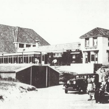 Kenteken: A 10738; Badpaviljoen Scheltema, Nes, Ameland, ansichtkaart: N. Abeln