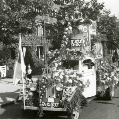 Kenteken: A 15537; Versierde Chevrolet vrachtwagen, bloemencorso 08-09-1938 (2139-4-047)