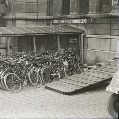 Kenteken: A 35162; Tempo bij de rijwielstalling van het Hoofdstation, Groningen, 1950, foto: uitsnede 2248-855; Fotograaf: Fotobedrijf Piet Boonstra