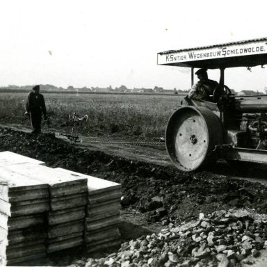 Kenteken: A 18392; Wegverzwaring Kielsterachterweg Veendam mei 1940. Foto uit fotoalbum Provinciale Waterstaat (2544-3228)