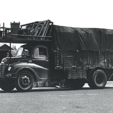 Kenteken: A 42719; Austin op bodenterrein Bloemsingel, foto: archief W. Mollema