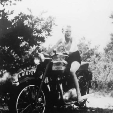 Kenteken: A 41678; De dochter van Berend Veldman op de 500 cc Triumph Speed Twin, foto: B. Blomsma