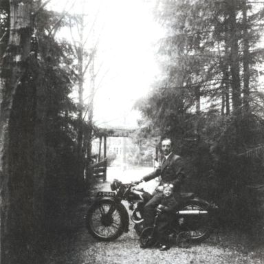 Kenteken: A 21640; Ariël Red Hunter, foto: Clubmededelingen nr. 283, oktober 1987, Veteraan Motoren Club